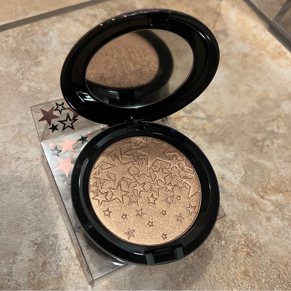 MAC Cosmetics Rising Star Opalescent Powder
